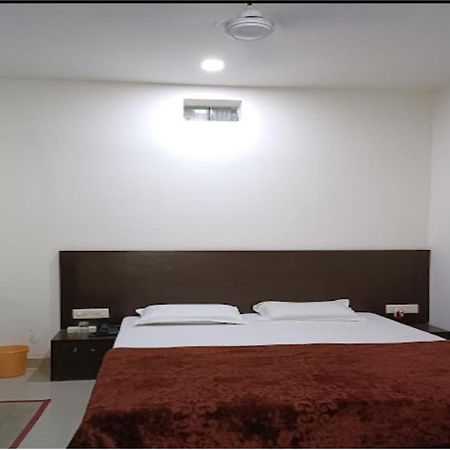 Supreme Guest House By Wb Inn Агра Экстерьер фото
