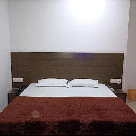 Supreme Guest House By Wb Inn Агра Экстерьер фото