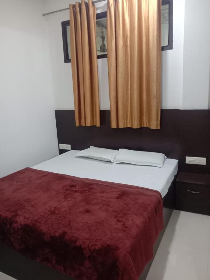 Supreme Guest House By Wb Inn Агра Экстерьер фото