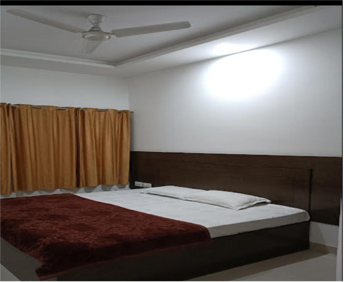 Supreme Guest House By Wb Inn Агра Экстерьер фото