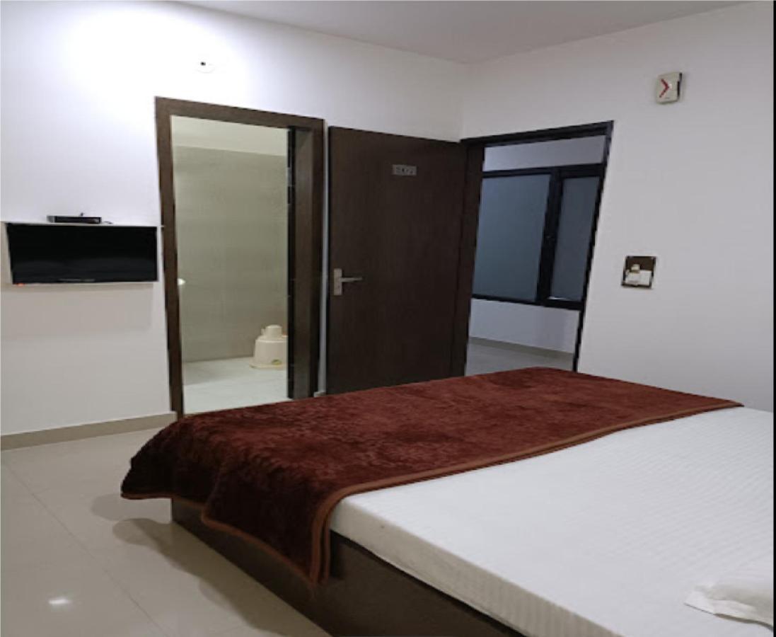 Supreme Guest House By Wb Inn Агра Экстерьер фото